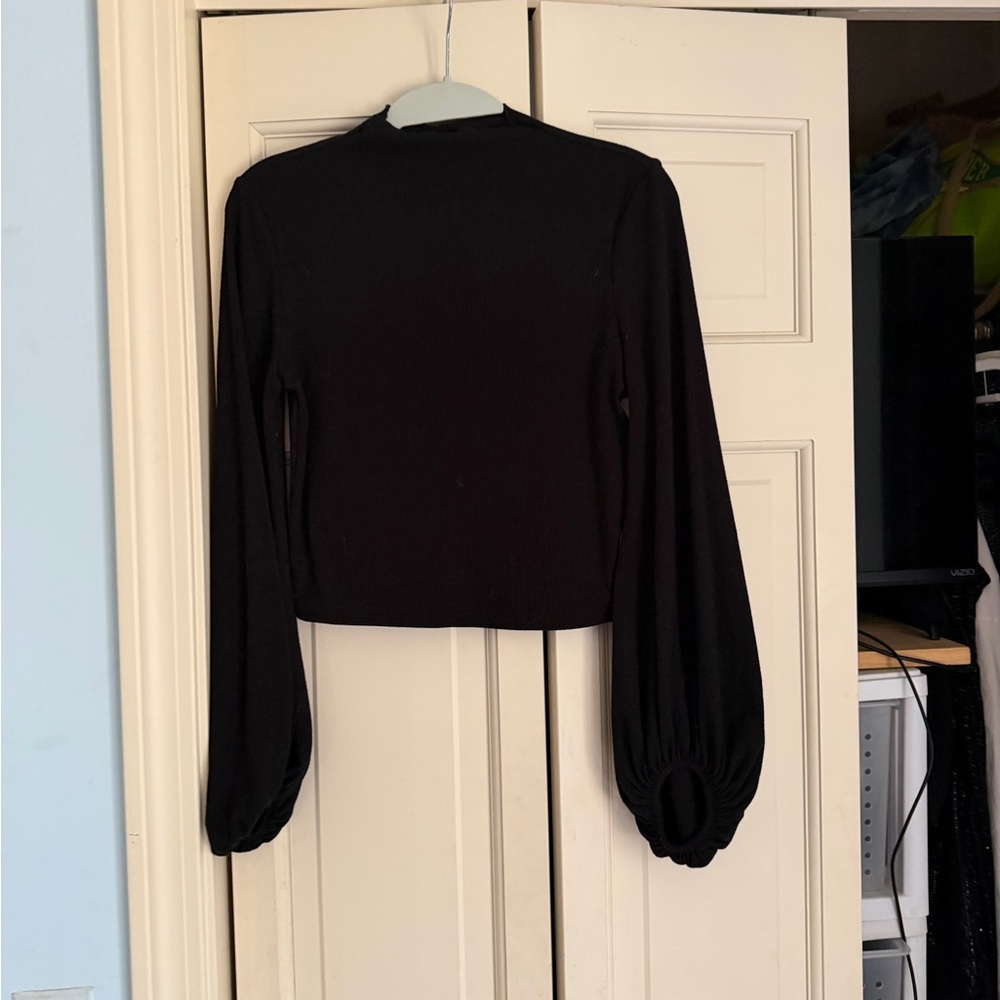 Black Long-Sleeve Balloon-Cuff Crop Top